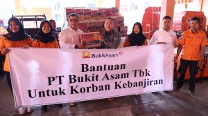 PTBA Salurkan Bantuan untuk Korban Banjir di Muara Enim