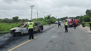 Personil Polres Ogan ilir Lakukan Pengaturan Lalu Lintas di TKP Mobil Terbakar, Pengemudi Melarikan Diri