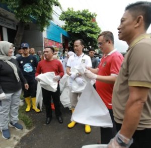 HPSN 2025, Ketua dan Anggota DPRD Prabumulih Gelar Aksi Bersih Pasar 