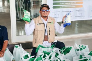 Terang Berkah Ramadhan, PLN UID S2JB Bagikan Sembako Murah untuk Masyarakat Kurang Mampu