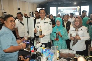 Bupati Luncurkan Program Pengembangan Serta Serahkan Bantuan Modal dan Sarana Produksi