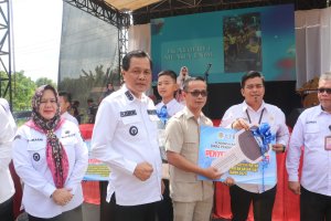Libatkan Penjahit Lokal, Bupati Luncurkan Program Seragam Gratis Untuk SD dan SMP Sederajat