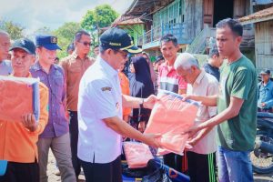 Wabup Muba Tinjau dan Serahkan Bantuan ke Warga Terdampak Longsor di Desa Kasmaran