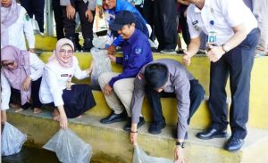Jaga Ekosistem Perairan dan Tingkatkan Kesejahteraan Masyarakat, Pemkot Prabumulih Tebar Benih Ikan