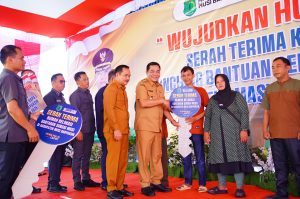 Bupati Muba HM Toha dan Wabup Kyai Rohman Serah Terima Kunci Program Relokasi Rumah, Bedah Rumah, dan Sanitasi