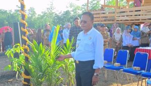 Tingkatkan Kesejahteraan Masyarakat, Pemkot Prabumulih Salurkan Bantuan Bibit Sawit