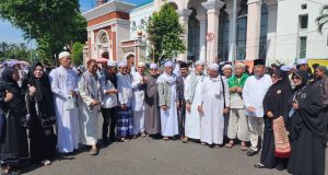 Doakan Haji Halim, Ribuan Jamaah Gelar Istighosah di Bundaran Air Mancur Masjid Agung