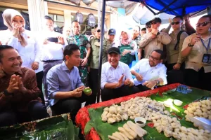 Dengarkan Aspirasi Pedagang, Wapres Gibran Cicipi Pempek Tumpah Pasar 16 Palembang