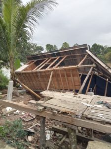 Rumah Panggung Milik Maryati Ambruk Ditelan Sungai Akibat Longsor