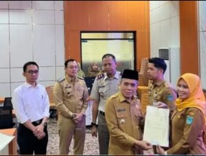 Kadis PU Perkimtan Ogan Ilir Dampingi Wabup H. Ardhani dalam Penyerahan Sertifikat Hak Pakai Tanah Pemkab Ogan Ilir