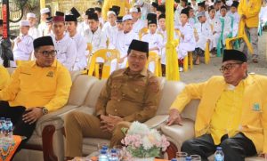 Hadiri HUT Golkar ke-61, Bupati Potong Tumpeng Bersama Anak Yatim