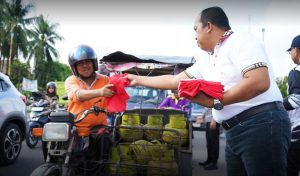 Semarakkan Hut RI ke-80 Pemkab Ogan Ilir Bagikan Ribuan Bendera Merah Putih kepada Masyarakat