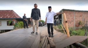 Wakil Bupati H.Ardani Tinjau Jembatan, Masjid dan Rumah Roboh di Pemulutan Selatan