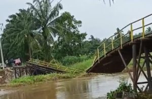 Diduga Hanya Diterjang Enceng Gondok, Jembatan Besi Lubuk Rukam–Muara Kumbang Ambruk, Kualitas Material Dipertanyakan