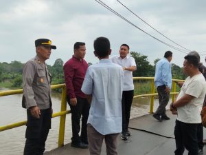 Kapolsek Rantau Alai Dampingi Bupati Ogan Ilir Tinjau Jembatan Penghubung Desa yang Roboh dan Beri Himbauan