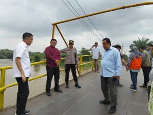Bupati Ogan Ilir didampingi Kapolsek Rantau Alai Tinjau Jembatan Penghubung Desa yang Roboh