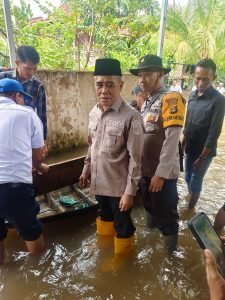 Polres Ogan Ilir Melalui Polsek Muara Kuang Dampingi Wakil Bupati Ogan Ilir Tinjau Lokasi Banjir Sekaligus Laksanakan Patroli di Daerah Terdampak