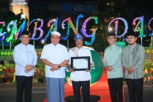 Lestarikan Budaya Lagu Daerah, Fir Azwar Terima Penghargaan dari Wako Palembang