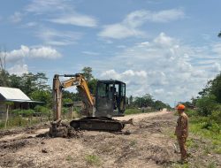Jalan TMMD Rusak Diterjang Hujan, Camat Lalan Gandeng Warga Swadaya Timbun Jalan