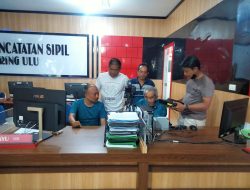 Hari Libur, Kadisdukcapil OKU Turun Langsung Layani Warga Urus Dokumen Kependudukan