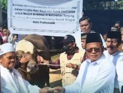 Walikota Prabumulih Serahkan Bantuan Hewan Kurban Presiden Prabowo kepada Masyarakat Tanjung Rambang
