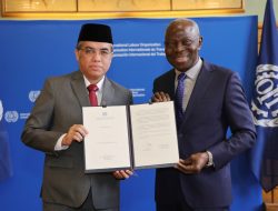 Sampaikan Pesan Presiden Prabowo, Menaker Serahkan Instrumen Asli Ratifikasi Konvensi ILO 188 kepada Dir jen ILO