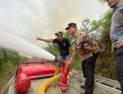 Usai Hadiri Resepsi Pernikahan, Bupati Muba Bantu Petugas Padamkan Karhutlah di Pinggir Jalan